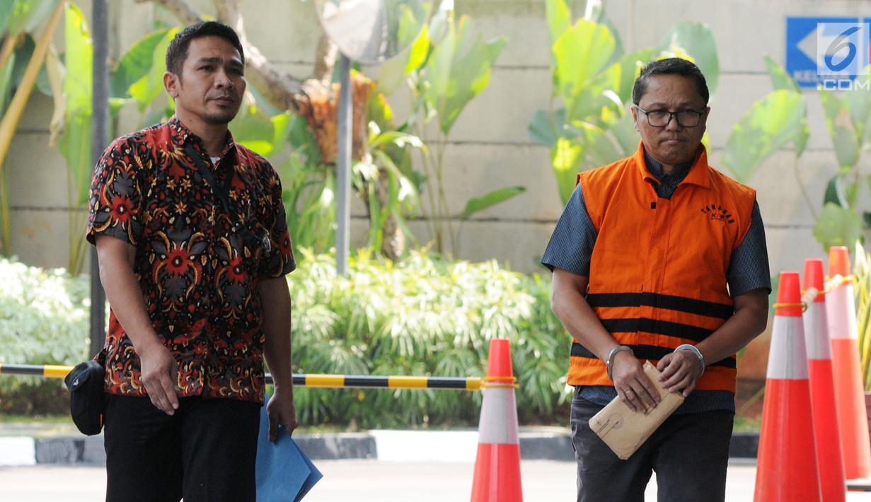 Kepala Bidang Perikanan Tangkap Dinas Kelautan dan Perikanan Provinsi Kepulauan Riau Budi Hartono (kanan) akan menjalani pemeriksaan perdana pascapenahanan di Gedung KPK, Jakarta, Selasa (16/7/2019). Budi diperiksa sebagai tersangka dugaan suap izin lokasi rencana reklamasi. (merdeka.com/DwiNarwoko)