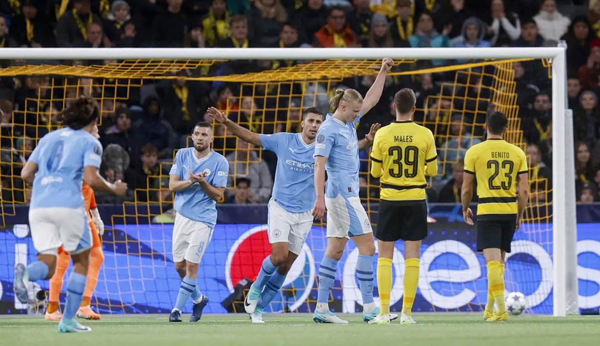 Man City kembali menjauh lewat dua gol Erling Haaland: penalti di menit ke-67 dan placing akurat di menit ke-86. (Peter Klaunzer/Keystone via AP)