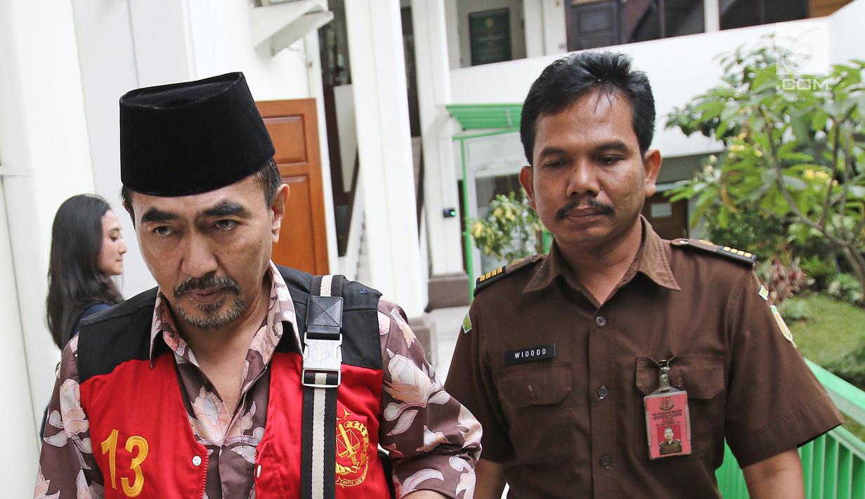 Gatot Brajamusti atau Aa Gatot usai menjalani sidang di PN Jakarta Selatan, Selasa (7/11). Gatot menjalani sidang kasus dugaan kepemilikan senjata api ilegal dan satwa langka. (Liputan6.com/Herman Zakharia)