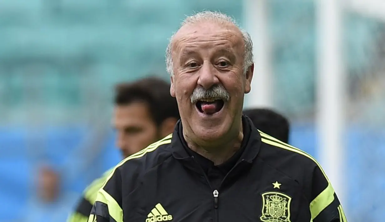 Pelatih Spanyol Vicente Del Bosque menjulurkan lidahnya saat sesi pelatihan di Fonte Nova, Salvador Arena, Brasil (12/06/2014) (AFP PHOTO/Lluis GENE)