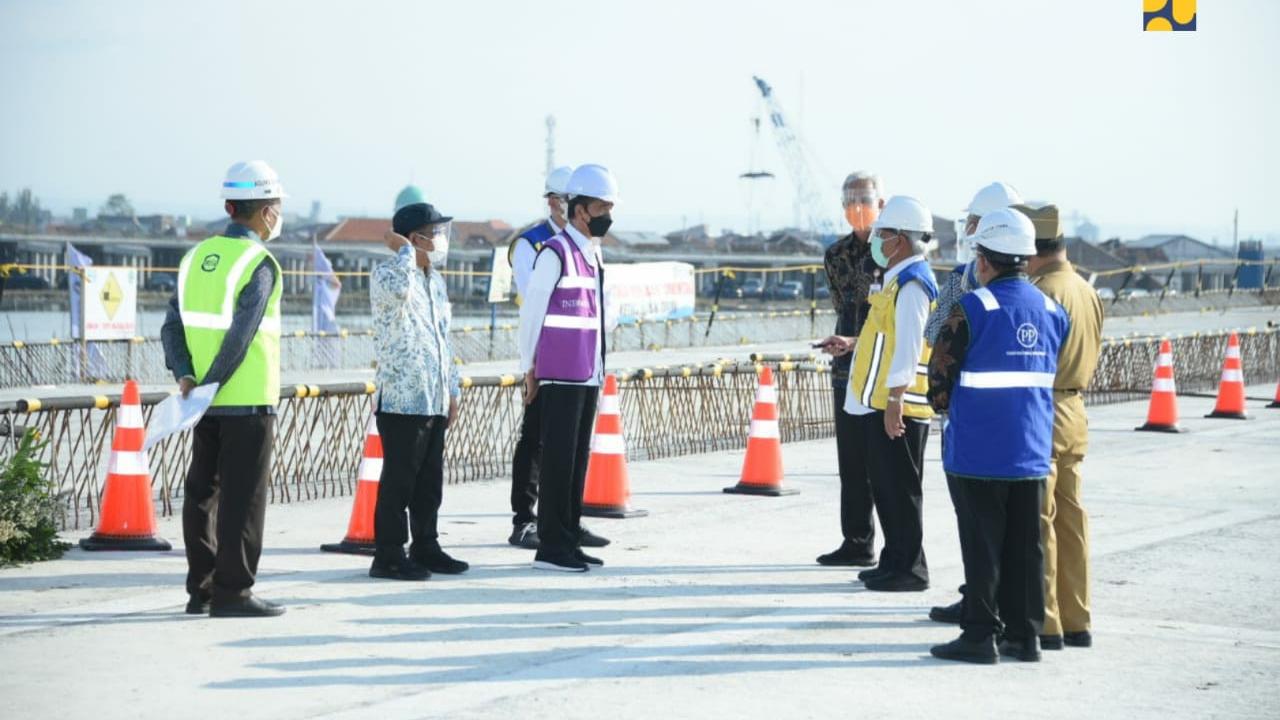 Presiden Jokowi mengunjungi proyek jalan tol Semarang-Demak