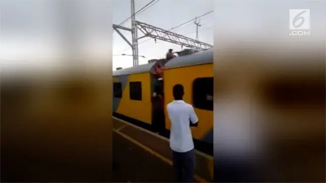 Seorang pria yang berdiri di peron stasiun Kaalfontein, Afrika Selatan mendapat tamparan dari penumpang kereta yang bergelantungan. Insiden ini di klaim sudah sering terjadi.