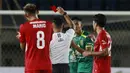 Bek Persebaya Surabaya, Rizky Ridho (kedua dari kanan) menerima kartu merah dari wasit Agus Fauzan saat menghadapi Persik Kediri dalam laga Grup C Piala Menpora 2021 di Stadion Si Jalak Harupat, Bandung, Selasa (23/3/2021). Persebaya menang 2-1 atas Persik. (Bola.com/M Iqbal Ichsan)