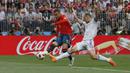 Pemain Spanyol, Rodrigo (kiri) melepaskkan tembakan melewati adangan pemain Rusia, Sergei Ignashevich pada laga 16 besar Piala Dunia 2018 di  Luzhniki Stadium, Moskow, Rusia, (1/7/2018). Rusia menang penalti atas Spanyol Spain 4-3. (AP/Manu Fernandez)