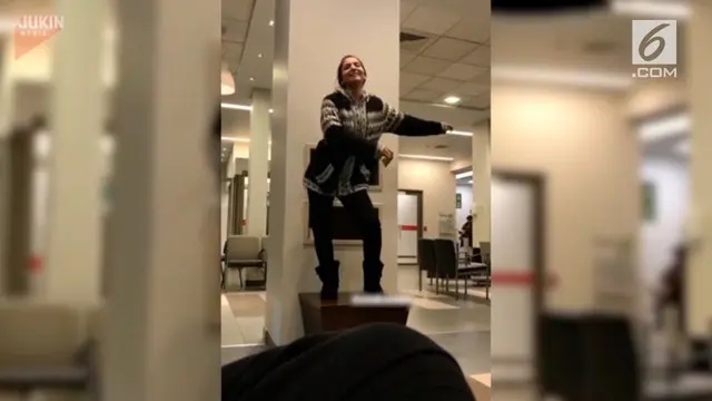 Untuk menghilangkan rasa bosan saat menunggu di rumah sakit, gadis ini memutuskan naik ke atas meja dan mulai menari. Namun, hal yang tak diinginkan terjadi.