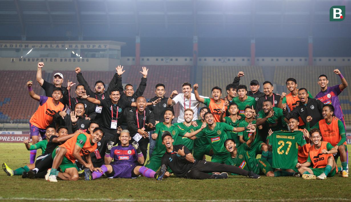 Pemain PSS Sleman melakukan selebrasi usai memenangkan babak adu penalti saat laga perempat final Piala Presiden 2022 antara Persib Bandung melawan PSS Sleman di Stadion Si Jalak Harupat, Bandung, Jumat (01/07/2022). (Bola.com/Bagaskara Lazuardi)