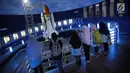 Anak-anak Panti Asuhan Rumah Amalia melihat replika roket saat mengikuti wisata edukasi di wahana Skyworld TMII, Jakarta, Minggu (25/8/2019). Kegiatan tersebut untuk mengenalkan dunia antariksa sejak dini kepada anak-anak. (Liputan6.com/Faizal Fanani)