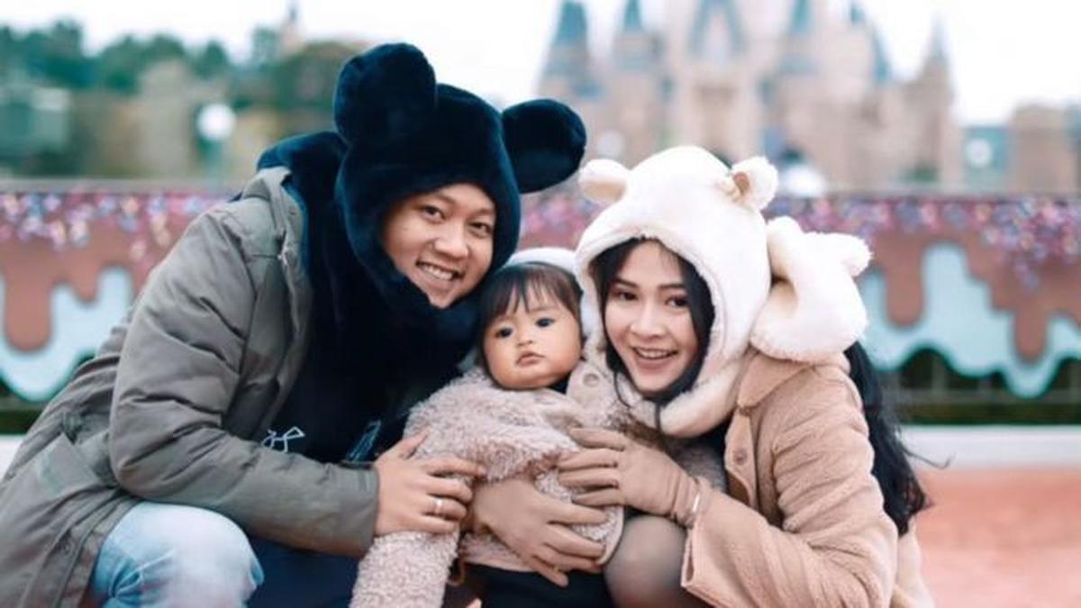 7 Potret Liburan Denny Caknan dan Bella Bonita ke Disneyland Jepang, Kelucuan Dek Cunda Jadi Sorotan