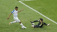 Kiper Belgia, Thibaut Courtois, berusaha menghadang gelandang Panama, Ismael Diaz, pada laga Piala Dunia 2018 di Stadion Fisht, Senin (18/6/2018). Belgia menang 3-0 atas Panama. (AP/Victor R. Caivano)