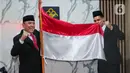 Pemain naturalisasi Shayne Pattynama (kanan) mencium bendera Merah Putih didampingi Ketua Umum PSSI Mochamad Iriawan (kiri) saat acara pengambilan sumpah menjadi Warga Negara Indonesia (WNI) di Kanwil Kemenkumham DKI Jakarta, Selasa (24/1/2023). Shayne Pattynama diproyeksikan untuk memperkuat Timnas Indonesia pada Piala Asia 2023 mendatang. (Liputan6.com/Angga Yuniar)