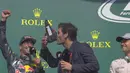 Mantan pebalap F1 asal Australia, Mark Webber, meminum sampanye dari sepatu Daniel Ricciardo sebelum mewawancarai para juara di podium F1 GP Belgia di Sirkuit Spa-Francorchamps, Minggu (28/8/2016). (Bola.com/Twitter/F1)
