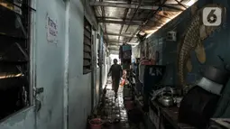 Aktivitas warga yang tetap memilih tinggal di Kampung Akuarium, Penjaringan, Jakarta, Kamis (11/3/2021). Menurut Ketua RT Kampung Akuarium, Topas, mengungkapkan dua dari lima blok Kampung Susun Akuarium ditargetkan rampung pada Agustus 2021. (merdeka.com/Iqbal S. Nugroho)