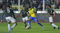 Gelandang Bolivia Yesit Martinez berebut bola dengan penyerang Brasil Gabriel Martinelli dalam lanjutan Kualifikasi Piala Dunia 2022 zona CONMEBOL di Stadion Olimpiade Hernando Siles, Rabu (30/3/2022) pagi WIB. Brasil menang mudah atas tuan rumah Bolivia 4-0. (JORGE BERNAL/AFP)