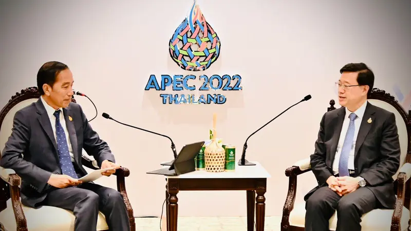 Presiden Joko Widodo atau Jokowi melakukan pertemuan dengan Chief Executive Daerah Adminitrasi Khusus Hong Kong John Lee di sela pertemuan pemimpin ekonomi APEC di Queen Sirikit National Convention Center, Bangkok Thailand.