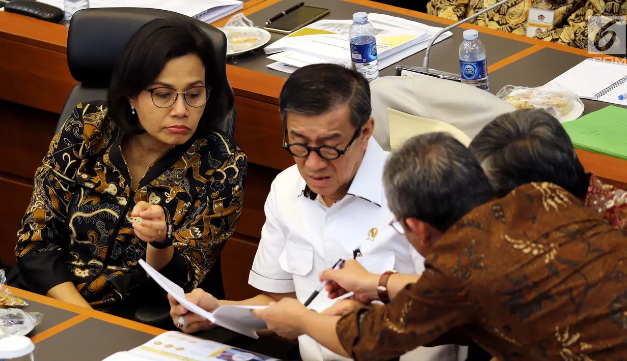 Menteri Keuangan Sri Mulyani (kiri) bersama Menkumham Yasonna Laoly (dua kiri) saat rapat kerja dengan Banggar DPR, Jakarta, Selasa (4/9). Rapat kerja membahas penyampaian pokok-pokok RUU APBN 2019. (Liputan6.com/JohanTallo)