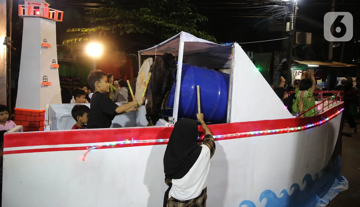 <p>Warga melakukan pukul bedug saat malam Takbiran di Jakarta, Minggu (1/5/2022). Takbiran tersebut dilakukan dalam rangka menyambut Idul Fitri 1443 H yang ditetapkan oleh pemerintah pada Senin (2/5/2022). (Liputan6.com/Angga Yuniar)</p>