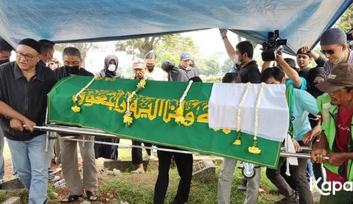 Tiba di pemakaman, jenazah Yulla Heri Burhania langsung dibawa ke pinggir liang lahat. Seorang ustaz kemudian langsung mengarahkan prosesi pemakaman. Dia meminta tiga orang keluarga untuk turun ke liang lahat, salah satunya adalah ayah Ressa Herlambang, Herman.(Muhammad Akrom Sukarya/Kapanlagi.com)