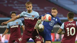 Pemain Chelsea Ross Barkley (kedua kanan) berebut bola dengan pemain West Ham United Tomas Soucek (kedua kiri) pada pertandingan Premier League di London Stadium, London, Inggris, Rabu (1/7/2020). West Ham United mengalahkan Chelsea 3-2. (Michael Regan/Pool via AP)