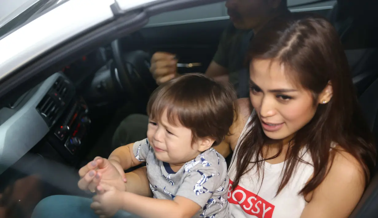 Perempuan 28 tahun ini juga mengaku bingung untuk mengenalkan anaknya pada mantan suaminya, Ludwig Fransz Wilibald. (Andy Masela/Bintang.com)