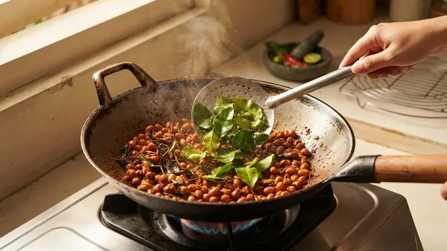 Resep Kacang Pedas Daun Jeruk yang Renyah dan Gurih