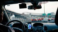 Ilustrasi mengendarai mobil. (Photo by Dan Gold on Unsplash)
