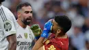 Dani Carvajal dikeluarkan dari lapangan setelah menanduk kiper Marseille Gerónimo Rulli pada menit ke-72. (AFP/Oscar Del Pozo)