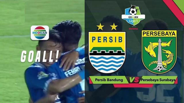 Febri Hariyadi mencetak gol melalui sundulan saat Persib Bandung menghadapi Persebaya Surabaya dalam lanjutan Gojek Liga 1 2018 bersama Bukalapak di Stadion Kapten I Wayan Dipta, Sabtu (20/10/2018).