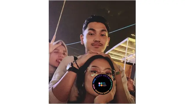 Keduanya juga bergaya lucu saat berfoto, romantisnya pasangan muda ini.