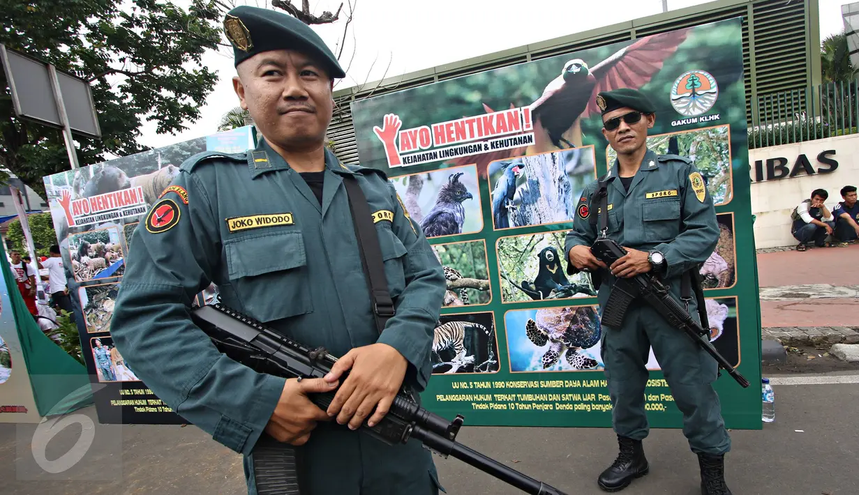 Petugas saat berjaga saat kampanye bertajuk 'Ayo Hentikan Kejahatan Lingkungan dan Kehutanan' di kawasan Bundaran HI,Jakarta, (20/12). (Liputan6.com/Immanuel Antonius)
