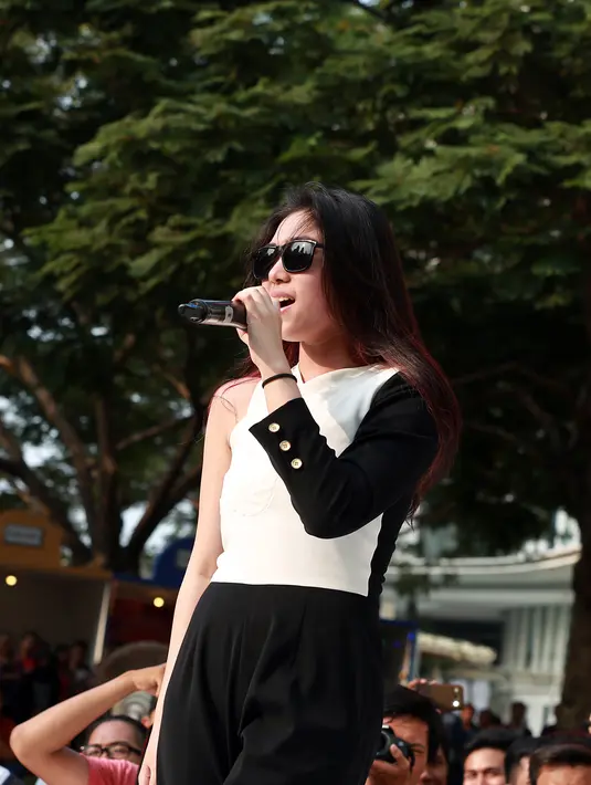 Isyana Sarasvati tampil di acara Electric Pop Ind Carnival hari terakhir pada Minggu (20/9/2015) di  area Tribeca Park, Centra Park Mall Jakarta.. (Deki Prayoga/Bintang.com)
