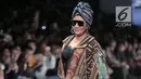 Menteri KKP, Susi Pudjiastuti memperagakan busana rancangan Anne Avantie pada Jakarta Fashion Week 2019 di Senayan City, Selasa (23/10). Susi hadir dibalut bustier hitam dan outer tenun beraksen rumbai karya Anne Avantie. (Liputan6.com/Faizal Fanani)