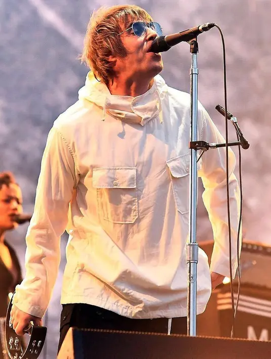 Aksi panggung Liam Gallagher pun kerap mencuri perhatian banyak penonton. Pasalnya, dirinya selalu tampil maksimal dalam menghibur penonton, terlebih dengan suara merdunya. (Liputan6.com/IG/@liamgallagher)