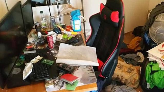 7 Potret Mimpi Buruk Work from Home, Meja Kerja Berantakan Banget