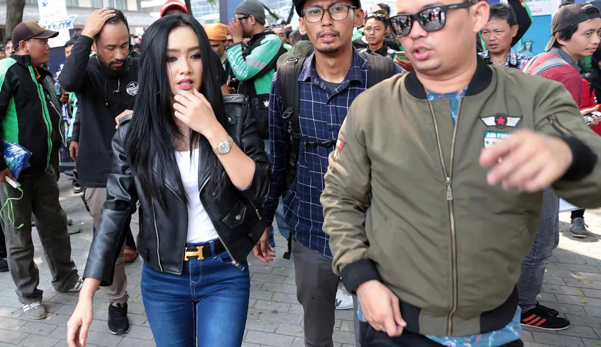 Telah menutup lembaran hitamnya bersama Amri, namun Cita Citata tetap bungkam ketika ditanya soal identitas pria yang kini diakui sedang dekat dengan dirinya belakangan ini. (Deki Prayoga/Bintang.com)