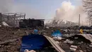 Pemandangan kerusakan setelah serangan Rusia menghantam sebuah gudang, yang diikuti oleh ledakan, di desa Myla, wilayah Kyiv, Ukraina, Sabtu, 29 Agustus 2026. (Foto AP/Dan Bashakov)