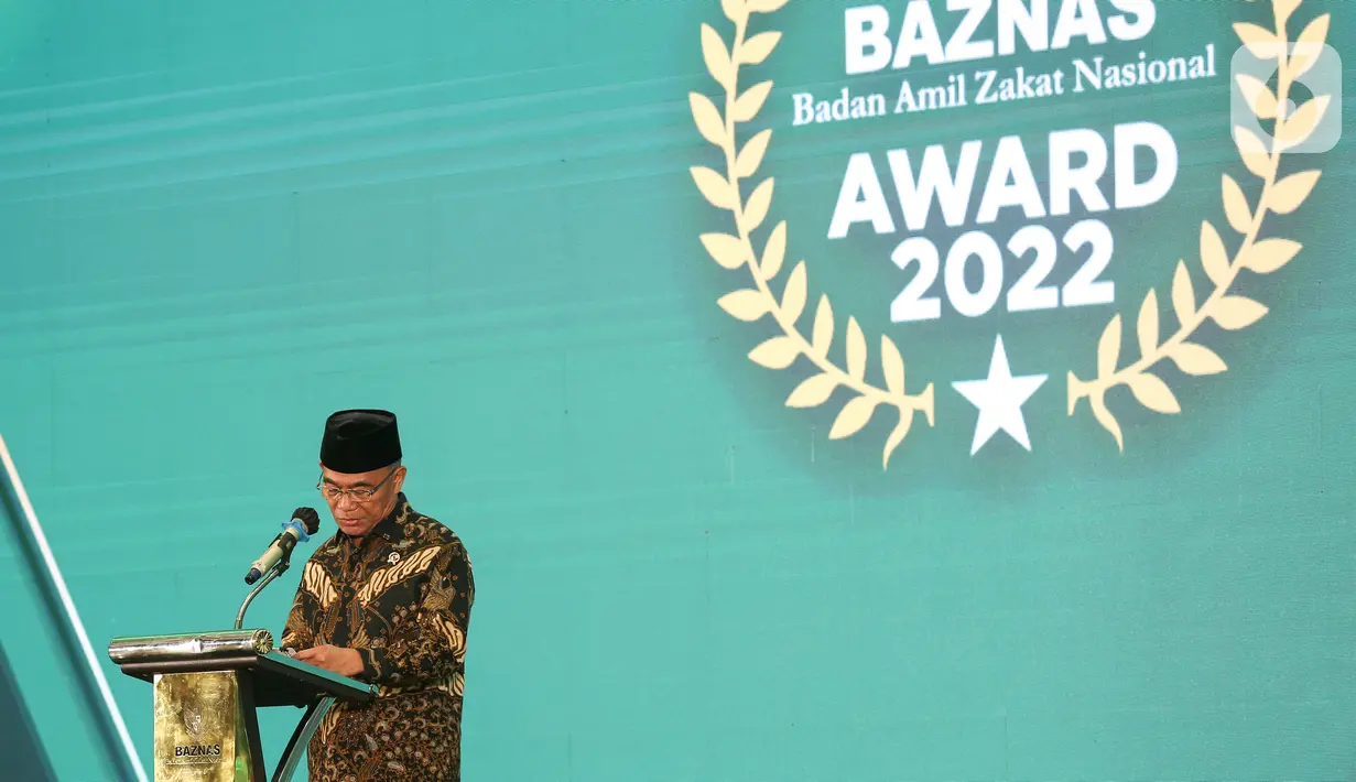 Menko PMK Muhadjir Effendy memberi sambutan pada BAZNAS Award 2022 di Jakarta, Senin (17/01/2022). Muhadjir menerima penghargaan sebagai Tokoh Pendukung Gerakan Zakat Indonesia, dan sejumlah tokoh dari lembaga pemerintah maupun non-pemerintah. (Liputan6.com/Fery Pradolo)