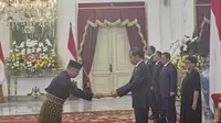 Presiden Joko Widodo atau Jokowi menerima surat kepercayaan dari 10 Duta Besar Luar Biasa dan Berkuasa Penuh (LBBP) di Istana Merdeka Jakarta, Kamis (8/8/2024). (Liputan6.com/Muhammad Radityo Priyasmoro).