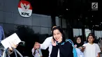 Penyanyi Istiningdiah Sugianto atau Iis Sugianto (tengah) keluar dari Gedung KPK usai diperiksa, Jakarta, Senin (15/1). Iis diperiksa diperiksa sebagai saksi untuk tersangka mantan Dirut Garuda Indonesia, Emirsyah Satar. (Liputan6.com/Helmi Fithriansyah)