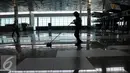 Pekerja membersihkan Terminal 3 Ultimate, Bandara Soekarno Hatta, Tangerang, Rabu (13/7). Jelang pengoperasian, Angkasa Pura II terus membenahi kekurangan segala keperluannya. (Liputan6.com/Helmi Afandi)