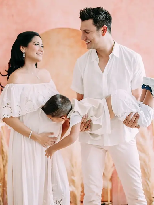 Keharmonisan Titi dan Tian terlihat pada beberapa postingan foto di akun Instagram masing-masing. (Foto: instagram.com/titi_kamall)