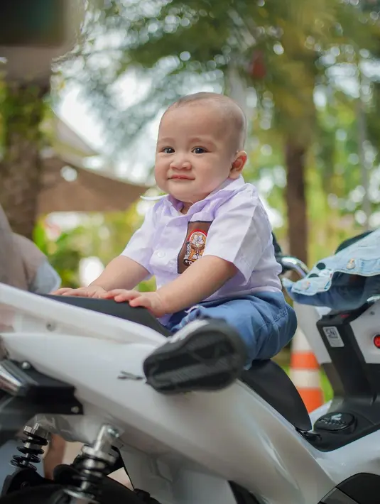 <p>Kini Rayyanza tersenyum di atas motornya. Ada yang mau dijemput Rayyanza ke sekolah? (Foto: Instagram/ raffinagita1717)</p>