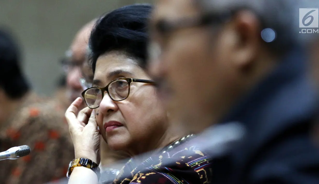 Menkes Nina F Moeloek mengikuti Rapet Kerja Gabungan dengan Komisi XI dan IX DPR di Kompleks Parlemen, Jakarta, Senin (2/9/2019). Rakergab tersebut membahas berbagai agenda penting di bidang kesehatan salah satunya tentang rencana kenaikan iuran BPJS yang di tolak DPR. (Liputan6.com/Johan Tallo)