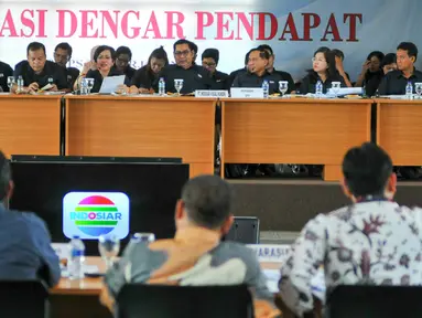Suasana Evaluasi Dengar Pendapat (EDP) perpanjangan Izin Penyelenggaraan Penyiaran (IPP) televisi Indosiar di kantor KPID, Jakarta, Rabu (11/5). Melalui EDP ini, KPI akan memberikan penilaian terhadap aspek program siaran. (Liputan6.com/Yoppy Renato)