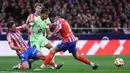 Pemain Barcelona, Lamine Yamal, berusaha melewati pemain Atletico Madrid dalam laga leg kedua semifinal Copa del Rey 2024/2025 di Metropolitano, Kamis (03/04/2025) dini hari WIB. (AFP/Thomas Coex)