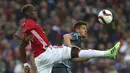 Aksi Paul Pogba (kiri) berebut bola dengan pemain Celta Vigo, Nemanja Radoja pada semifinal Liga Europa di Old Trafford, Manchester (11/5/2017). Manchester United menang agregat 2-1. (AP/Dave Thompson)