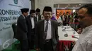 Dirjen Bimbingan Masyarakat Islam Kementerian Agama Machasin (tengah) seusai memberikan keterangan pers hasil sidang Itsbat di Jakarta, Minggu (13/9). Kemenag menetapkan Hari Raya Idul Adha 1436 H jatuh pada 24 September 2015. (Liputan6.com/Faizal Fanani)