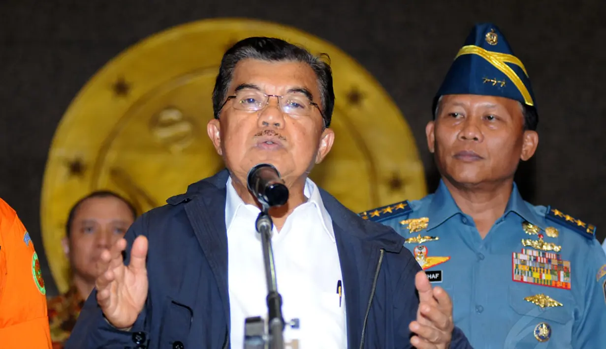 Wakil Presiden, Jusuf Kalla memberikan sejumlah keterangan kepada wartawan terkait hilangnya pesawat AirAsia QZ 8501 di kantor Basarnas, Jakarta (28/12). (Liputan6.com/Helmi Fithriansyah) 