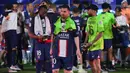 Ekspresi pemain Paris Saint-Germain, Lionel Messi, terlihat tidak begitu menikmati pesta juara yang digelar klubnya saat menjuarai Liga Prancis 2022/2023 di Parc des Princes Stadium, Minggu (4/6/2023) dini hari WIB. (AFP/Franck Fife)