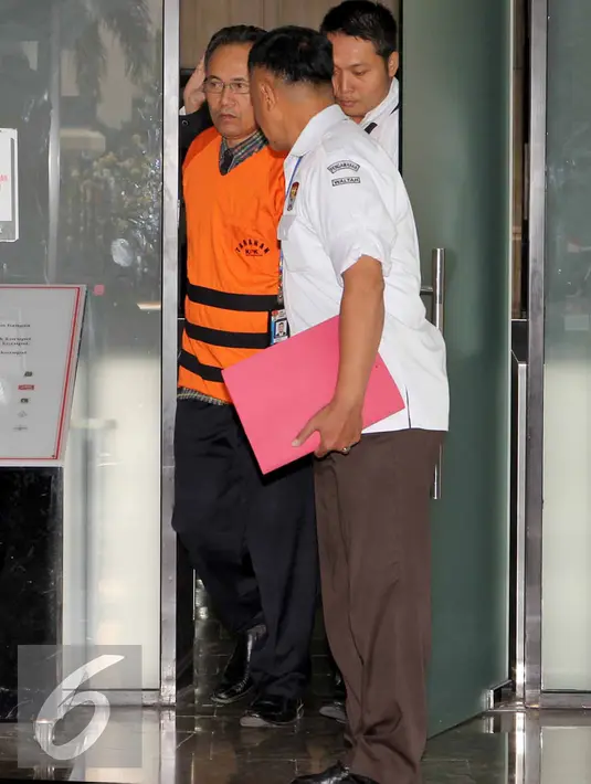 Mantan calon Wakil Bupati Lebak 2013 -2018 Kasmin keluar gedung KPK usai menjalani pemeriksaan, Jakarta, Selasa (18/8/2015). Kasmin ditahan karena diduga menyuap mantan Ketua MK Akil Mochtar dalam sengketa Pilkada Lebak 2013. (Liputan6.com/Helmi Afandi)