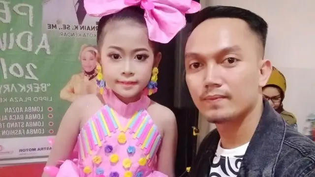 Yayan Septian, saat berhasil merancang karung bekas menjadi gaun daur ulang.(Liputan6.com/Ahmad Akbar Fua)